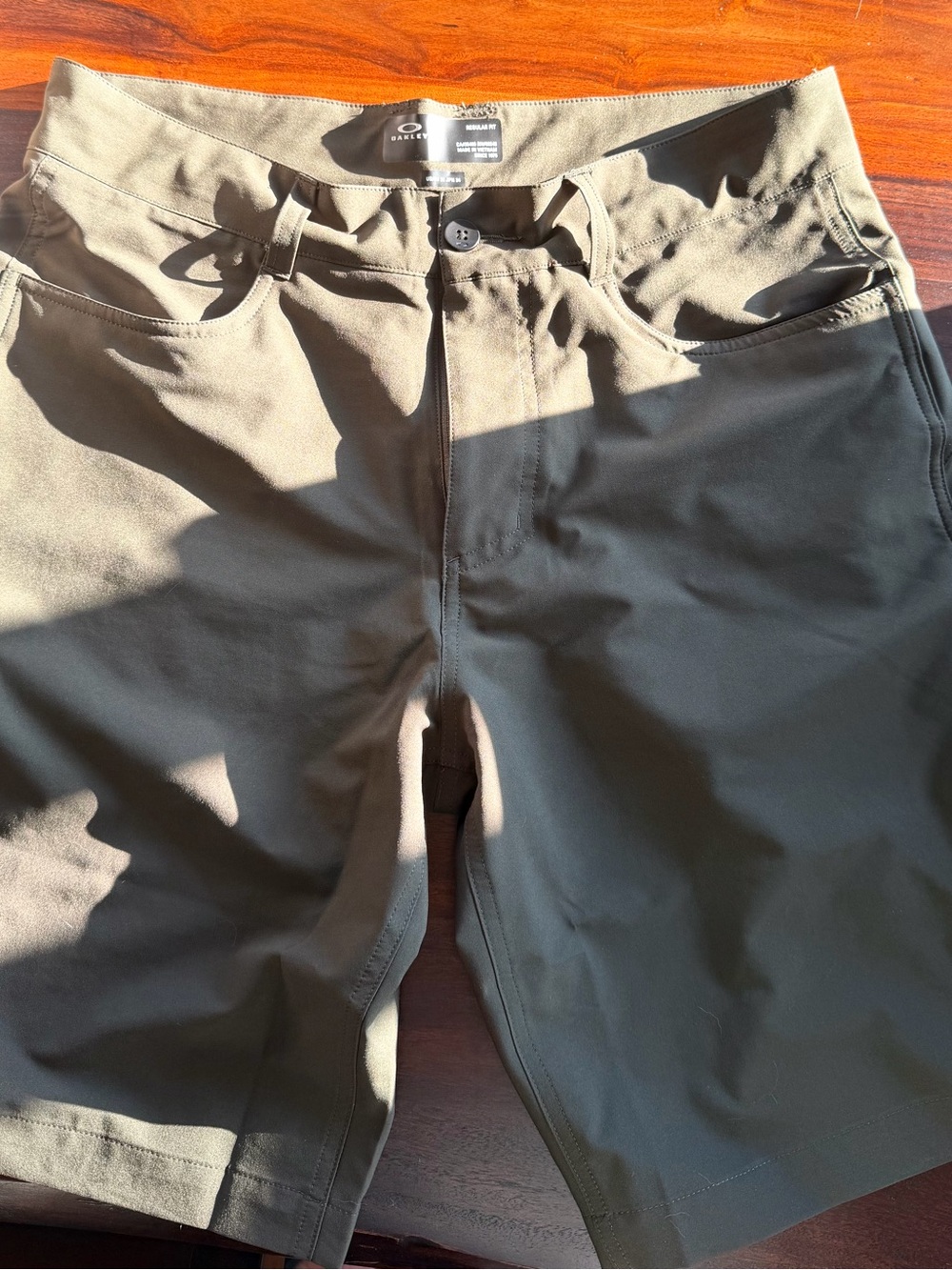 Oakley Men’s Olive Green Lightweight Shorts size 32